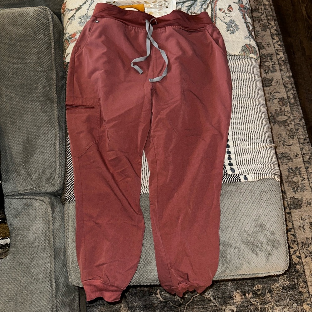 Petite length Figs women’s jogger scrub pants in mauve